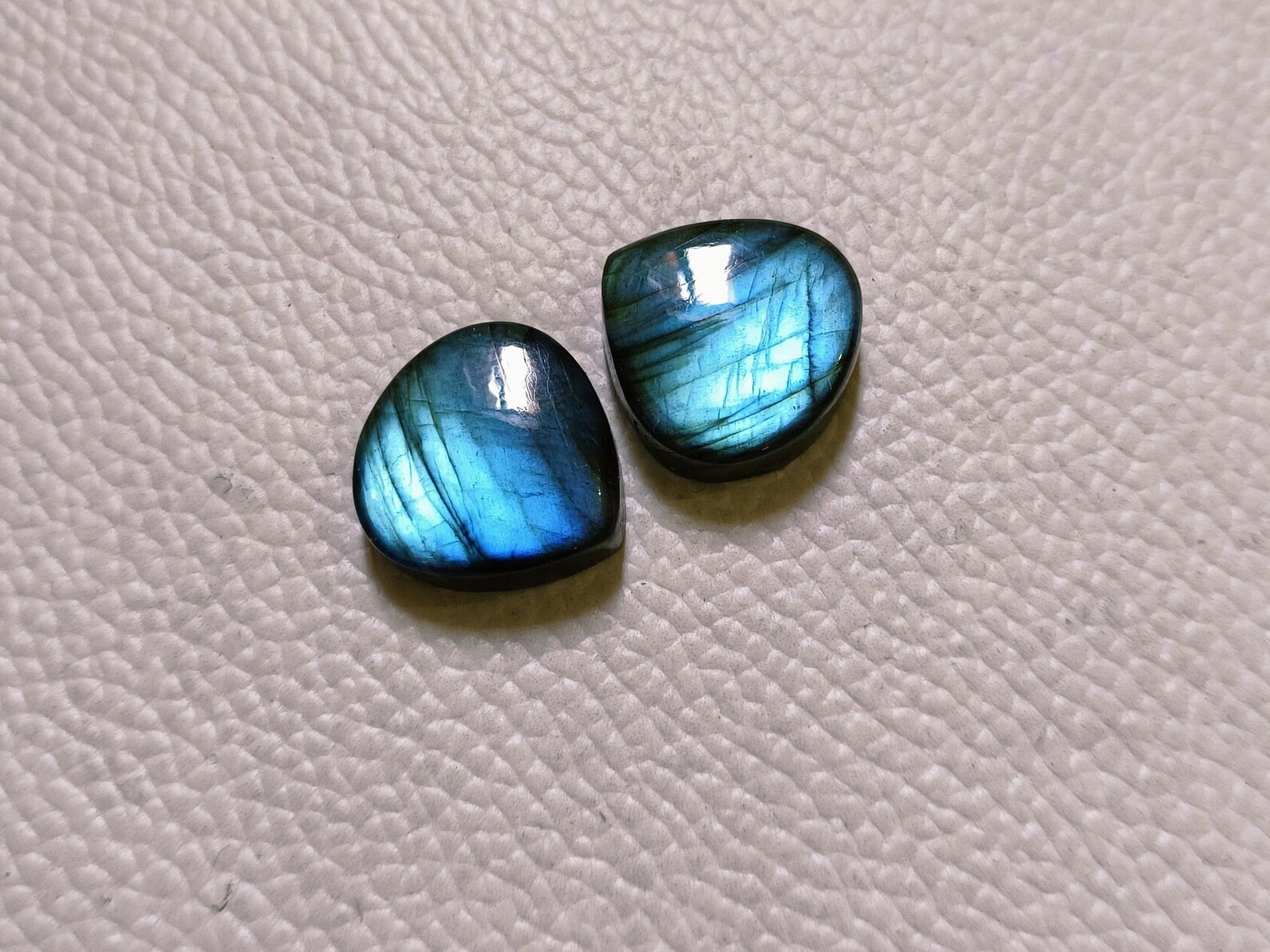 identique à