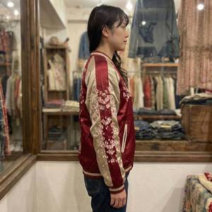 เสื้อแจ็คเก็ตซาตินสีแดงทองขายส่ง ลายปักเกอิชาซากุระ สไตล์วินเทจ ซูกะจัง บอมเบอร์แจ็คเก็ต - Product Image 3