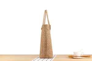 Complementa tu guardarropa para días soleados con este elegante bolso de hilo natural diseñado para un confort de lujo y una estética atemporal. - Product Image 3