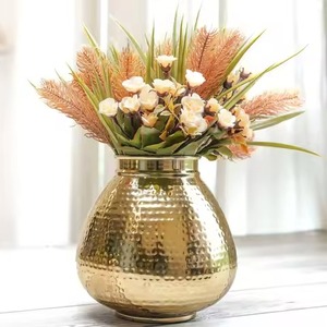 Vase à fleurs en métal artisanal de designer, vase décoratif de luxe pour décoration de mariage - Product Image 4