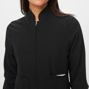 Blouse médicale ajustée avec tissu doux et respirant et design professionnel moderne - Product Image 5
