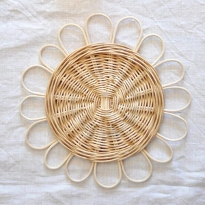 Sous-plat élégant en rotin naturel en forme de fleur, tressé à la main, pour table de salle à manger, décoration d'événements et de mariages - Product Image 2