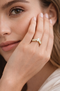 Elegante y Delicado Anillo de Boda Eternity con Corona de Chevron Multicorte, Conjunto Nupcial en Oro Puro de 14K con Diamantes de Laboratorio, Anillo de Aniversario - Product Image 3