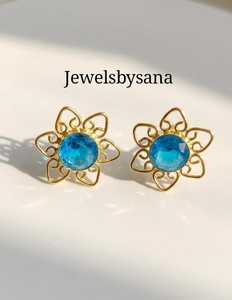 Boucles d'oreilles créoles en laiton filigrané bleu floral Jewelsha, style vintage, avec pierres turquoise taille émeraude – Idéal pour un cadeau - Product Image 2