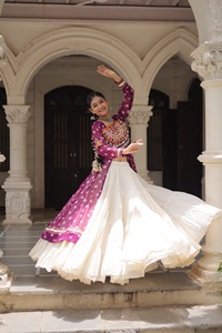 Lehenga Choli de diseño étnico tradicional indio, colección Navaratri, con estampado Bandhani y diseño Kutchi para mujeres, ropa elegante. - Product Image 4
