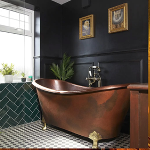Baignoire en cuivre de style vintage avec pieds en forme de griffes dans un décor de cabane chaleureux aux accents boisés. Disponible aux prix de gros. - Product Image 2