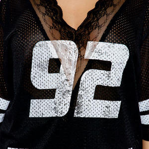 قمصان كرة القدم الأمريكية النسائية الفضفاضة بالجملة لعام 2026، بتصميم رياضي وياقة على شكل V، قمصان شبكية مخصصة بشعار خاص وعلامة تجارية خاصة للولايات المتحدة الأمريكية - Product Image 4