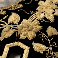 Drapeau liturgique chrétien en velours noir, brodé à la main avec croix dorée, couronne et motifs floraux