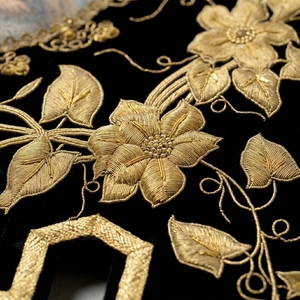 Drapeau liturgique chrétien personnalisé en velours noir, brodé à la main avec croix dorée, couronne et motifs floraux - Product Image 3
