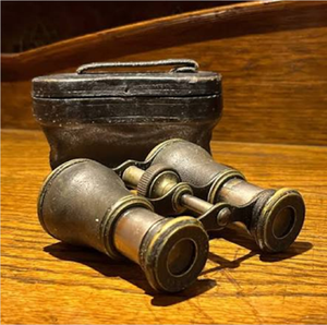 Jumelles de chasse en laiton antique avec finition foncée vieillie et étui en cuir assorti, disponibles à prix de gros. - Product Image 1