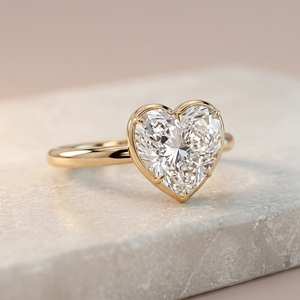 Bague de Fiançailles et de Mariage Juliette Fine 1ct Cœur Entièrement Sertie en Or Jaune 18 carats avec Diamant Synthétique Cultivé en Laboratoire - Product Image 2