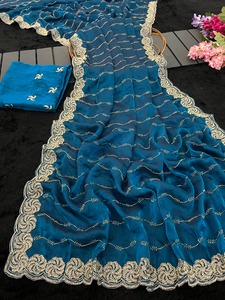 Sari de satén de diseño Fandy con bordado de cuentas en el pallu, trabajo de bordado en toda la prenda y ribete con trabajo de recorte, con blusa. - Product Image 6