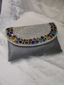 Elegante Bolso de Mano de Gamuza con Cristales de Imitación, Adornos Bordados y Cadenas, Ideal para Fiestas y Bodas - Product Image 5