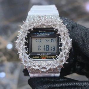 Reloj de Cuarzo Moissanite Personalizado con Incrustaciones de Diamantes, Esfera Cuadrada, Correa de Goma Digital de 20 mm, Resistente al Agua 20 Bar, Tono Plateado, Unisex - Product Image 5