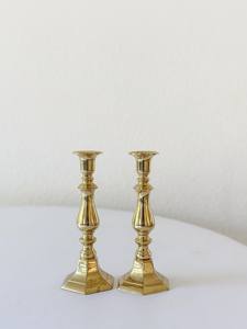 Porte-bougie en aluminium doré fait main, personnalisable pour la décoration de la maison et des mariages, écologique et durable. - Product Image 4