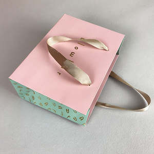 Bolsas de Papel con Fondo Plegable en Forma de M Personalizadas con Asa, Bolsas de Embalaje de Lujo para Cosméticos - Product Image 4