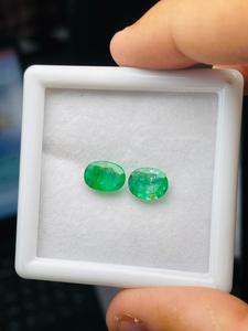 Par de Esmeraldas Naturales de Zambia, Corte Ovalado, 3.92 Quilates, Grado AAA, Color Verde, Certificado IGI, Lustre Perfecto, Corte y Pulido Impecables, para Joyería - Product Image 1
