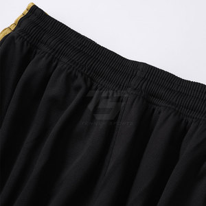 Tenue de football fabriquée en tissu respirant conçu pour garder les joueurs au frais et au sec pendant les matchs de football intenses - Product Image 3