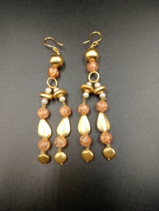 Boucles d'oreilles plaquées or, forme de boule, perles de cristal, imitation perle, bijoux de fête de style vintage pour femmes - Product Image 1