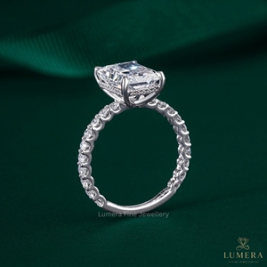 Anillo de compromiso con diamante grande de corte radiante cultivado en laboratorio, engaste catedral con halo oculto y banda pavé de diamantes redondos para esposa - Product Image 5