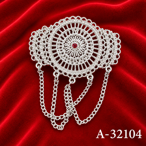 Broche en forma de copo de nieve plateado con bisel de cristal rojo y diamantes de imitación, aleación de zinc, joyería unisex A-32102 - Product Image 3