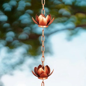 Cadenas de lluvia metálicas con diseño floral que garantizan fiabilidad en condiciones de fuerte lluvia. La forma lineal de la cadena atrapa la atención hacia abajo de forma relajante. - Product Image 4