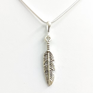 Pendentif vintage en argent oxydé 925, breloque plume sculptée minimaliste, bijoux pour hommes et femmes, vente en gros - Product Image 3