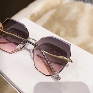 Gafas de Sol Nuevas Primavera 2024, Montura Poligonal Retro sin Aro, Lentes con Corte, Protección UV400, Gafas de Sol de Lujo Ligero para Mujer - Product Image 5