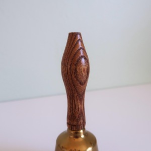 Campana de mano de latón hecha a mano con mango de madera para meditación, terapia, actividades infantiles y campana de mano de latón de tono claro. - Product Image 5