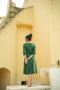 Vestido midi bohemio de lino y algodón verde sólido, corte en A, cuello redondo, informal, para mujer. - Product Image 4