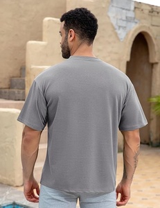 T-shirt homme premium, coupe oversize, épaules tombantes, style tendance. - Product Image 4