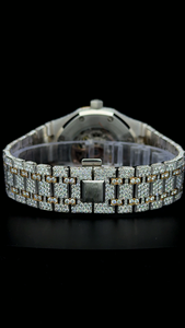 Reloj de Diamantes Personalizado de Dos Tonos, Dorado y Blanco, Completamente Cubierto de Diamantes Moissanite Redondos, con Esfera de Fecha y Esqueleto, para Hombre - Product Image 6