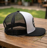 Casquettes de camionneur premium 6 panneaux, deux couleurs, forme structurée et visière incurvée avec maille et logo brodé personnalisé sur patch tissé