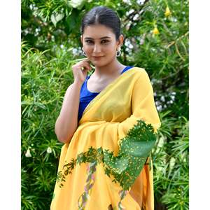 Sari jaune peint à la main Radhe, taille unique, pour les mariages - Product Image 2