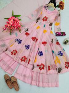 Robe de soirée en georgette à motifs floraux multicolores, broderie de créateur et travail de codage, avec bas et dupatta assortis - Product Image 6