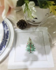 Serviettes de cocktail personnalisées en coton blanc 6x6' avec broderie sapin de Noël et ourlet festonné pour la maison, les fêtes et les événements - Product Image 4