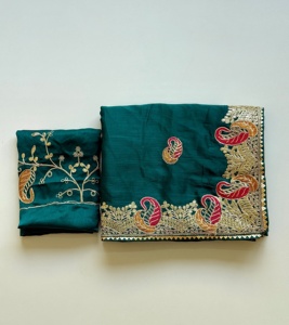 Sari en satin et mousseline avec broderie Gota Patti et passepoilage, accompagné d'un chemisier non cousu avec broderie intégrée. - Product Image 2
