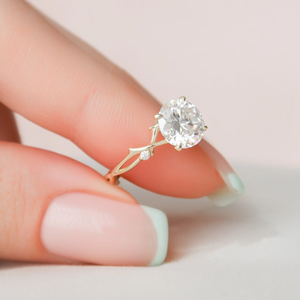 แหวนหมั้นเพชรทองคำ 14K ทรงกลมเจียระไนแบบบริลเลียนท์ เพชรเพาะเลี้ยงในห้องปฏิบัติการ รับรองโดย IGI เครื่องประดับสำหรับผู้หญิง - Product Image 1