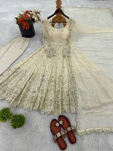 Robe Anarkali longue de luxe brodée à la main – Tailles personnalisées disponibles – Vêtements ethniques indiens de luxe en gros – Champag - Product Image 5