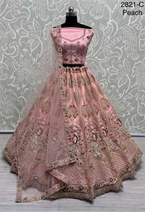 Lehenga Choli de style classique avec broderie multi-fils motif paon, bordure, longueur au sol, silhouette trapèze, style cathédrale/royal - Product Image 4