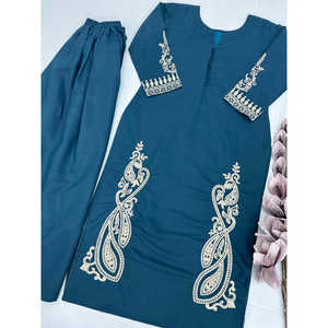 Hermoso conjunto de top-bottom bordado para mujer para fiestas para ocasiones especiales - Product Image 3