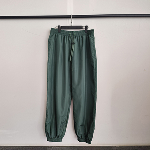 ชุดวอร์มกันลมสำหรับผู้ชาย ผลิตจากโพลีเอสเตอร์ เสื้อแจ็คเก็ตกันลมแบบสวมหัว ชุดกีฬา ชุดออกกำลังกาย เสื้อผ้าสตรีทแวร์ รับผลิตแบบ OEM ODM - Product Image 3