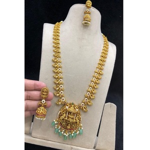 สร้อยคอห้อยประดับด้วยลูกปัดควอตซ์สตรอเบอร์รี่ ดีไซน์ลายงู ประดับด้วยหินเจดาอุ  ทำจากทองเหลืองคุณภาพพรีเมียม  งานฝีมือแบบโบราณราชวงศ์  พร้อมเคลือบเงาแบบโบราณราชวงศ์ - Product Image 1