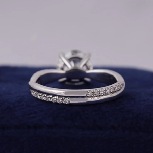 Anillo de Compromiso de Oro Blanco con Diamante Redondo, Engaste de Garras, Estilo Clásico, Joyería para Mujer - Product Image 4