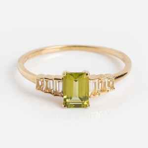 Anillo de compromiso de lujo con peridoto de corte baguette delicado, plata de ley 925, chapado en oro de 14K, sin níquel, sin plomo, piedra de nacimiento de junio - Product Image 6
