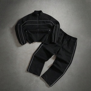 Ensemble coupe-vent noir personnalisé 2026 pour homme : veste zippée à col montant et pantalon de jogging avec passepoil contrastant – Tenue de sport - Product Image 2
