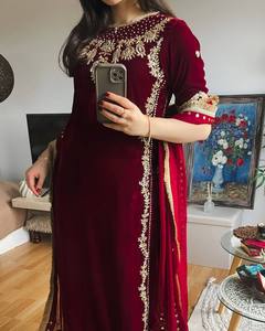 Ensemble Salwar Kameez de Luxe en Velours Viscose Bordeaux avec Broderie Zari Lourde et Dupatta à Paillettes – Tenue Ethnique Indienne et Pakistanaise pour Mariage et Fêtes - Product Image 2