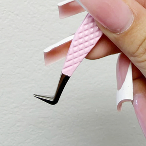 Pince à cils rose diamant à pointe coudée à 90 degrés en acier, pour volume de cils, emballage boîte rose personnalisable - Product Image 3
