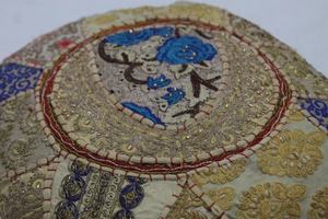 Cojín redondo estilo indio para meditar en el suelo - Product Image 2