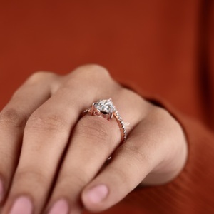 Bague de fiançailles en diamant de laboratoire taille poire, or rose 14 carats, avec tige chevron, bague de mariage pavée pour femme, commande en gros - Product Image 6